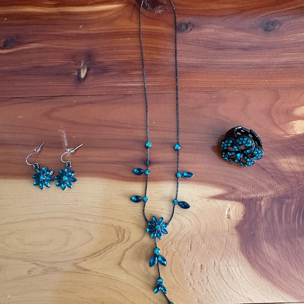 Blue Turquoise Necklace with Irregular Stones and Pendant Design
